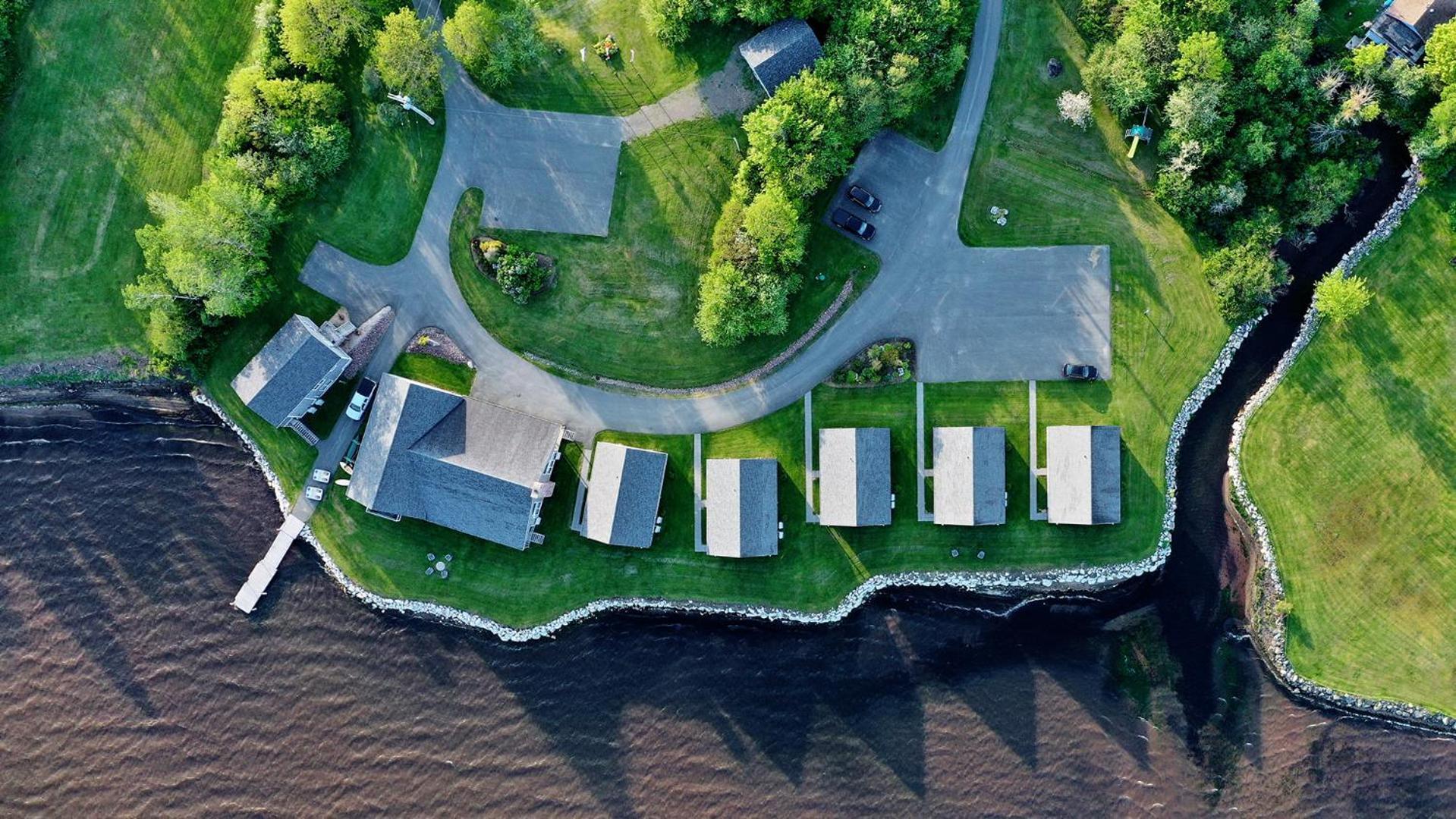 Keltic Quay Cottages & Bayfront Lodge Whycocomagh Exterior photo