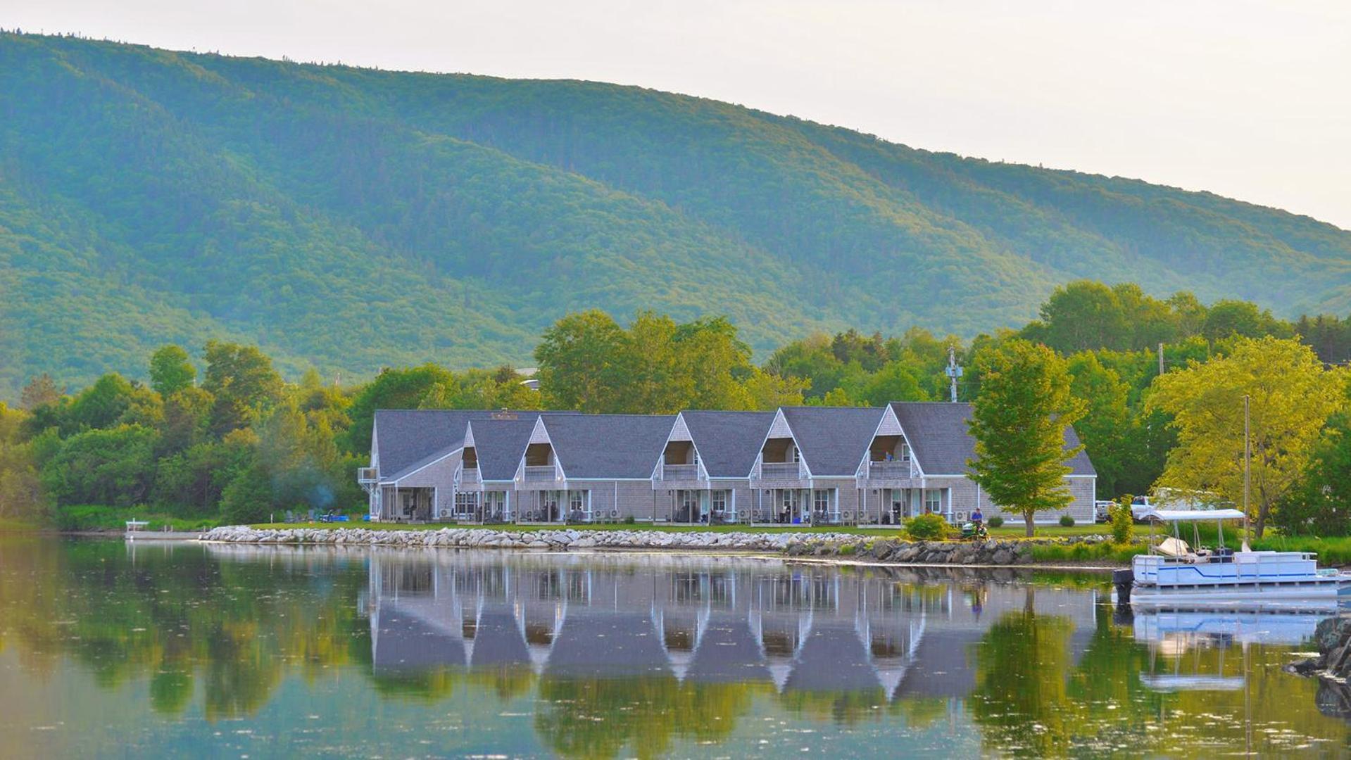 Keltic Quay Cottages & Bayfront Lodge Whycocomagh Exterior photo